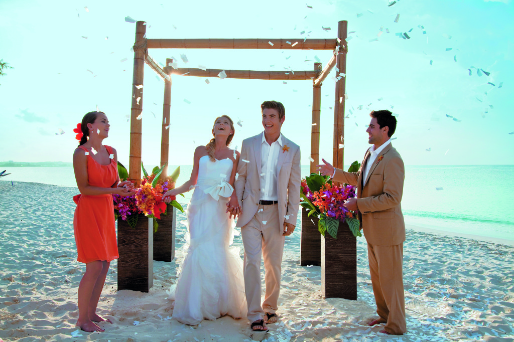 Eine atemberaubende Kulisse für den ewigen Liebesschwur - die Hochzeit am Strand ist vielermanns Traum.