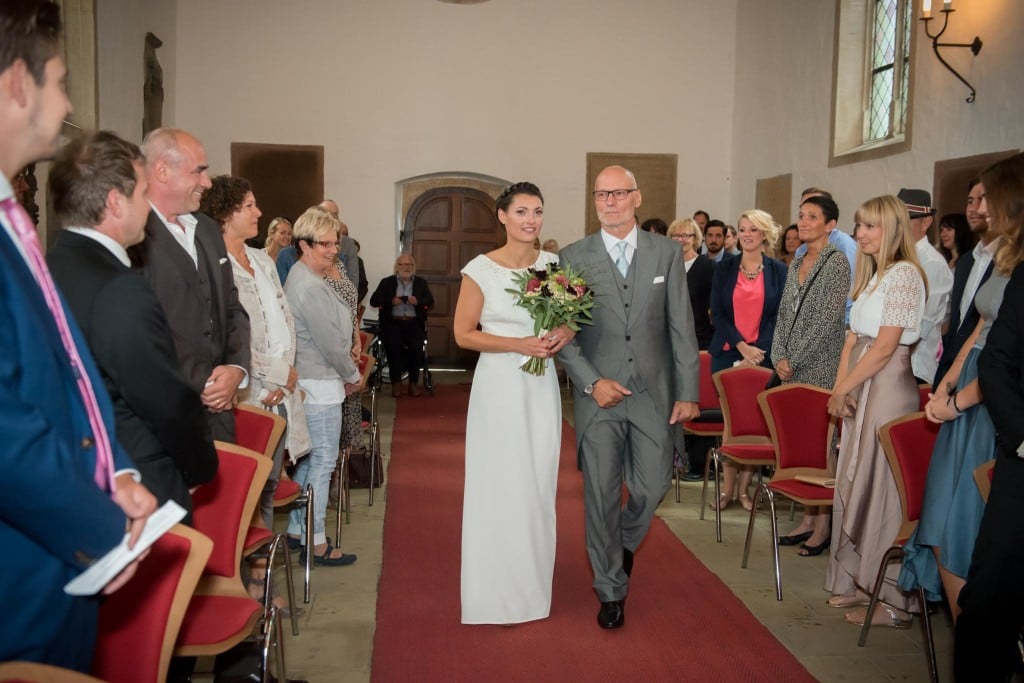 Real Wedding Story - Nina Einzug Kirche
