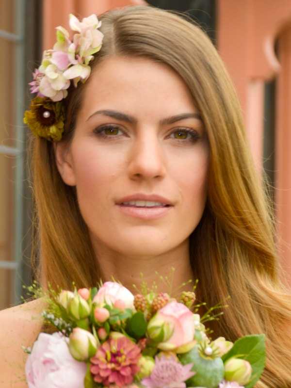 Brautfrisuren mit Blumen