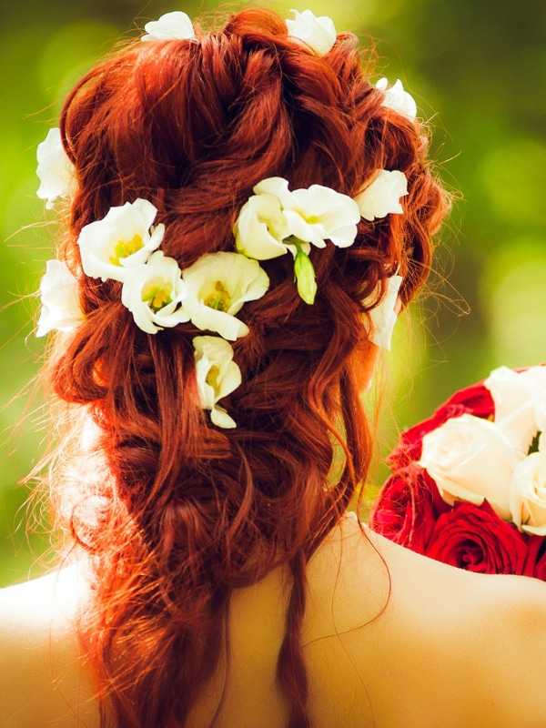 Brautfrisuren mit Blumen