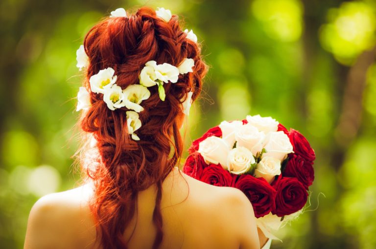 Brautfrisuren mit Blumen