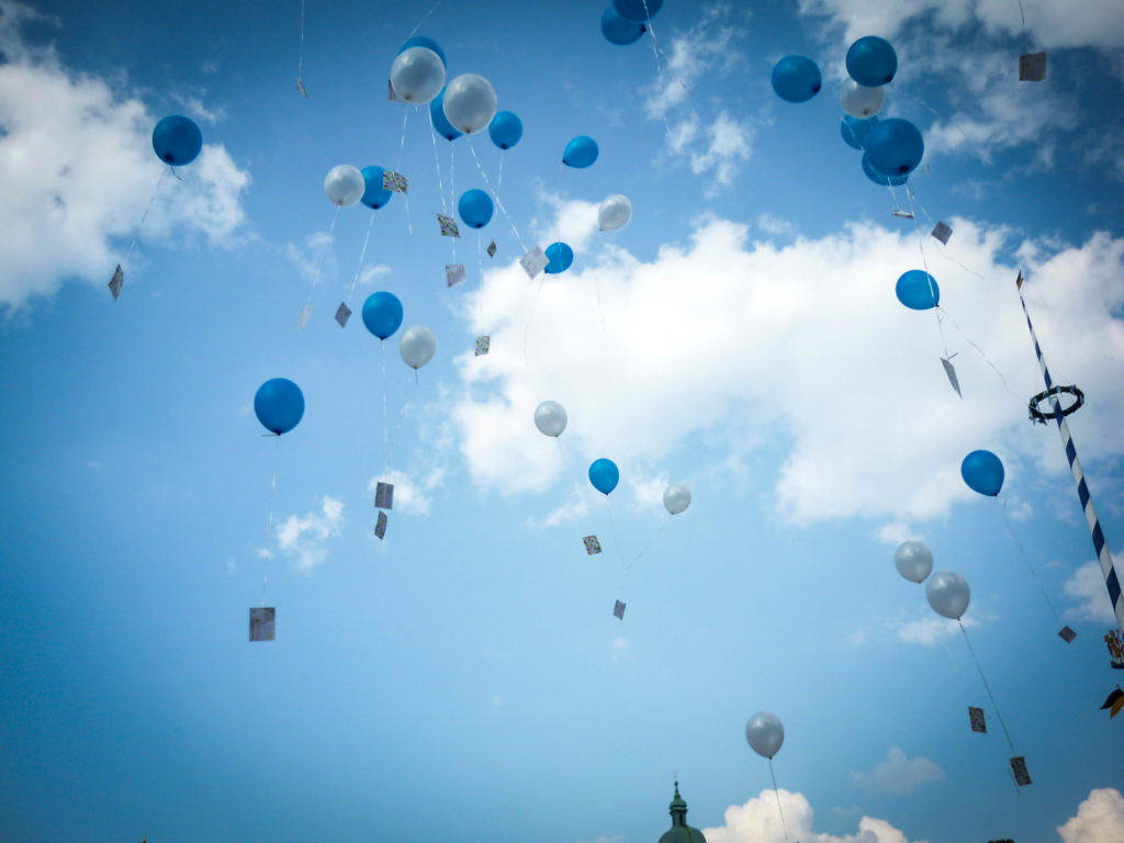 Blaue Tischdeko für die Hochzeit