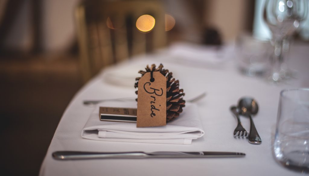 Holz als Tischdeko für die Hochzeit