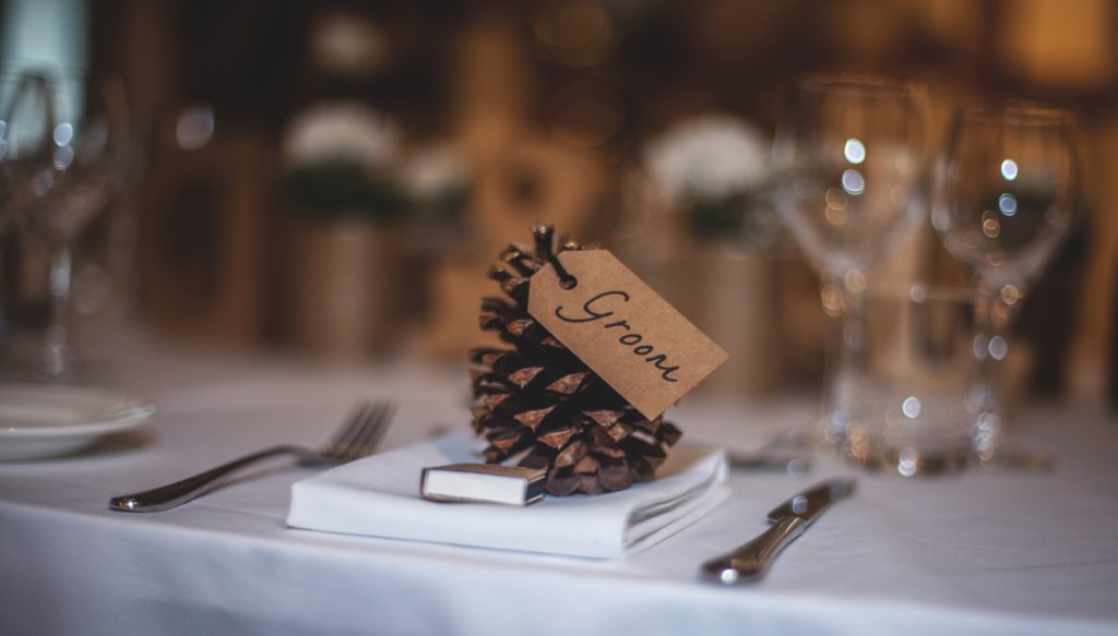 Holz als Tischdeko für die Hochzeit