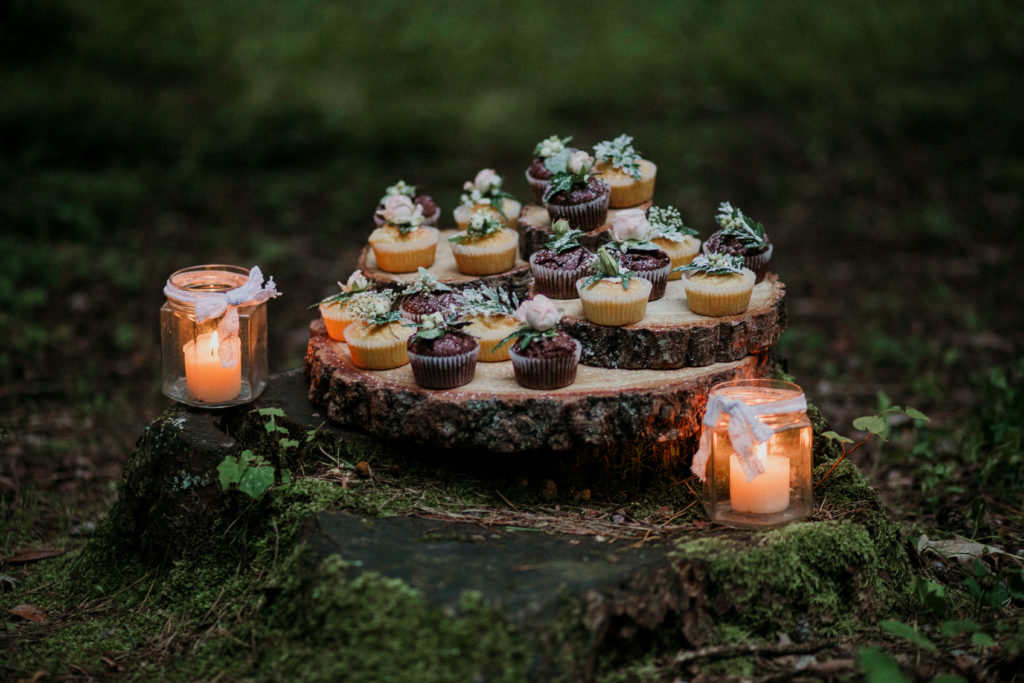 Holz als Tischdeko für die Hochzeit