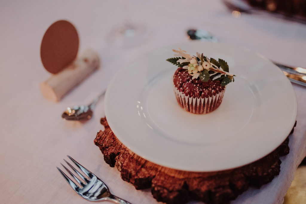 Holz als Tischdeko für die Hochzeit