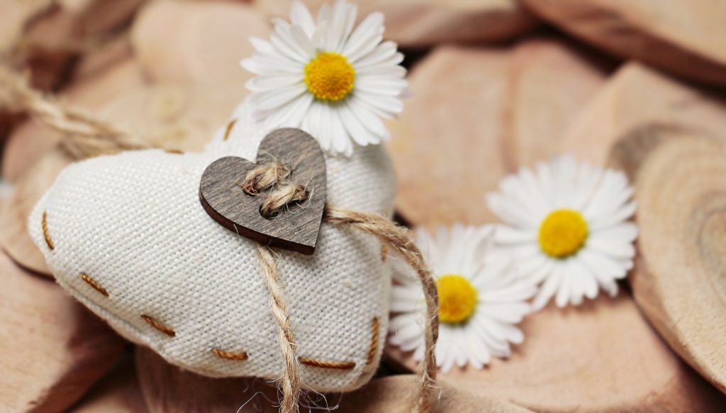 Holz als Tischdeko für die Hochzeit