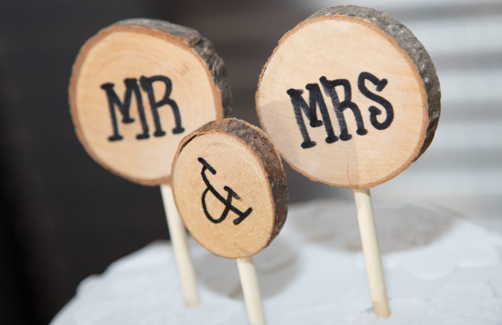 Holz als Tischdeko für die Hochzeit