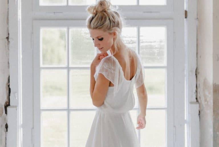 Ein Brautkleid mit Flatterärmeln