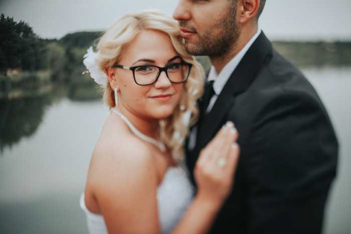 Braut mit Brille