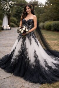 Schwarz-weißes Brautkleid