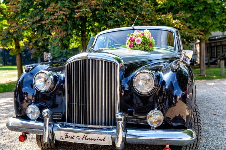 Laut scheppernde Dosen am Hochzeitsauto: Oldtimer