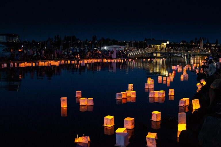 Viele Schwimmlaternen im Einsatz