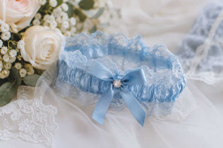Blaues Strumpfband zur Hochzeit