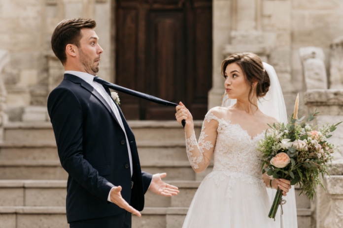 Hochzeitsbilder zum Schmunzeln: Lustige Ideen für das Fotoshooting von Braut und Bräutigam Hochzeitsbilder zum Schmunzeln: Lustige Ideen für das Fotoshooting von Braut und Bräutigam