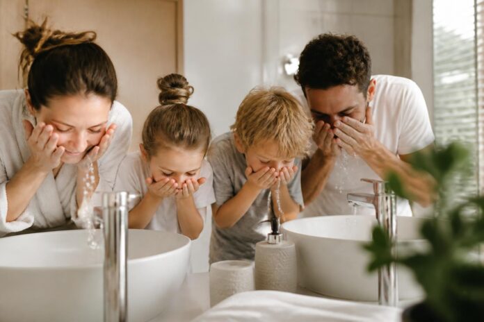 Sanfte Gesichtsreinigung im Familienalltag: einfach, gründlich, hautfreundlich Sanfte Gesichtsreinigung im Familienalltag: einfach, gründlich, hautfreundlich